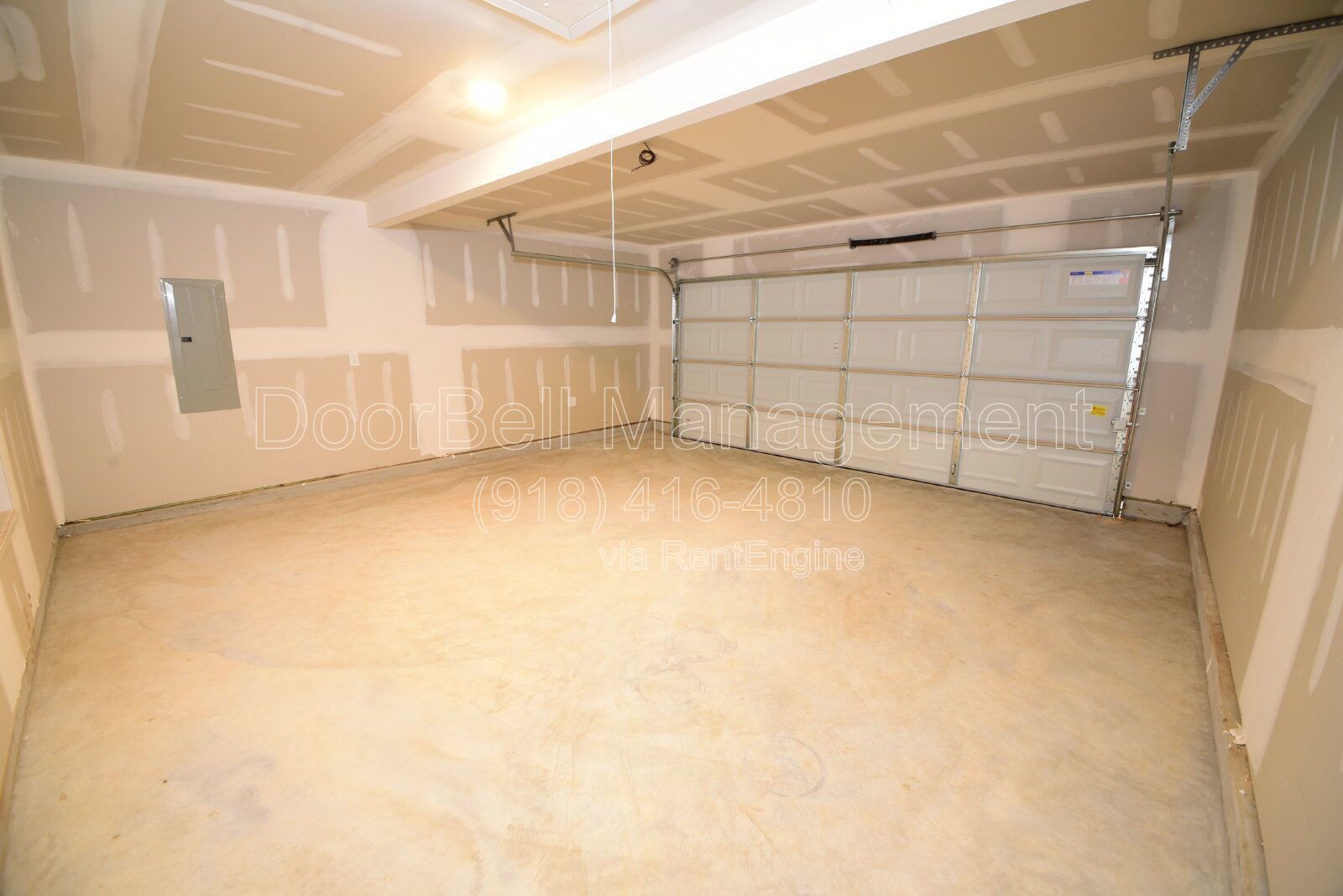 Welcome to this 3-bedroom, 2-bathroom home in Broken Arrow! property image